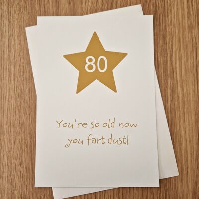 Divertente biglietto d'auguri sarcastico per l'80° compleanno/80° compleanno - Sei così vecchio ora che scoreggi polvere