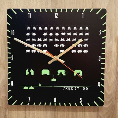 Horloge murale de style jeu rétro Space Invaders, idéale pour les cavernes d'hommes, le bar de jardin, la chambre à coucher, pile incluse - Carré de 200 mm