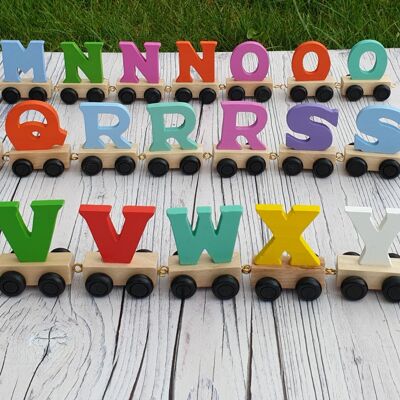 Lettere del treno in legno dalla A alla Z colorate