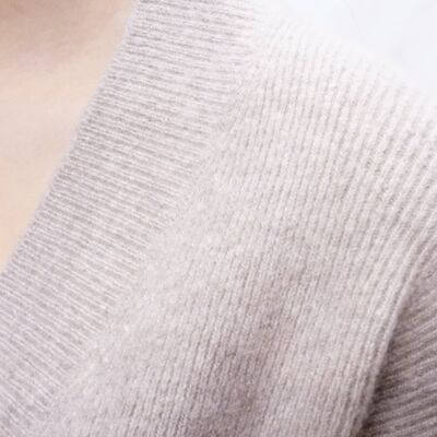 Maglia en cashmere con scollo a V profondo - cammello