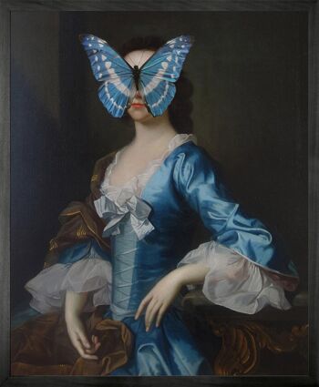 Portrait de papillon bleu et blanc sur Lady -petit 1