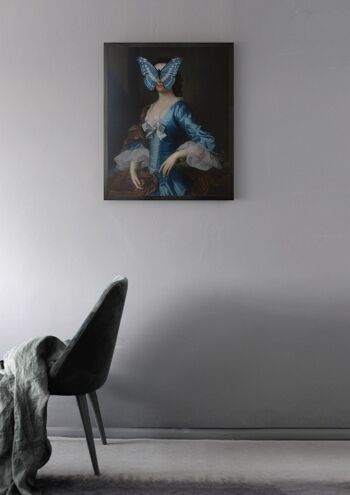 Portrait de papillon bleu et blanc sur Lady -petit 2