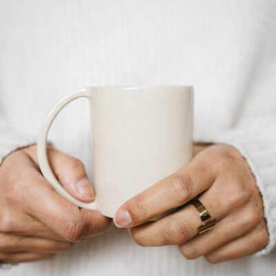 Taza minimalista de café y té de gres hecha a mano