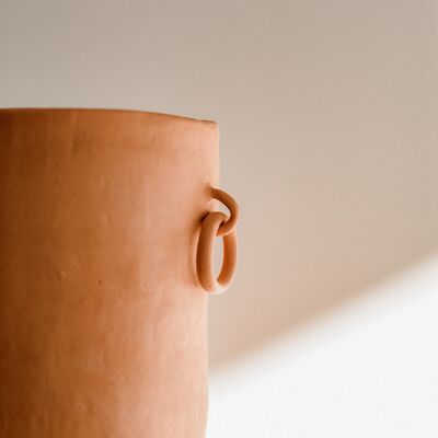 Vase aus rotem Ton mit 2 Ringen