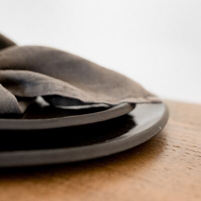 Plato de postre redondo artesanal de loza negra hecho a mano Raw Black 17cm