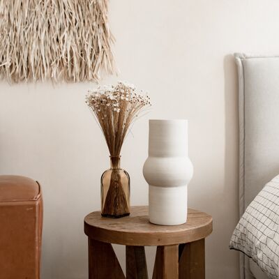 Hohe natürliche cremefarbene Vase. Handgefertigte hohe Keramikvase im Roherde-Design