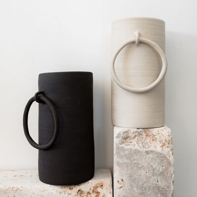 Schwarze Keramikvase, handgefertigt, roher großer Ring, minimalistisches Design