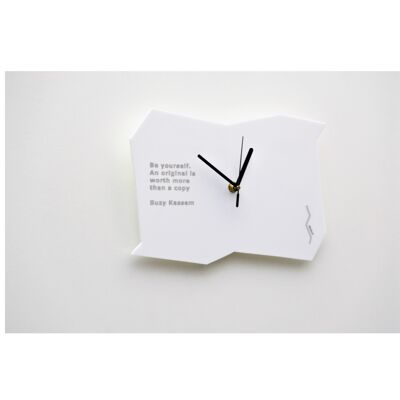 El pequeño reloj blanco