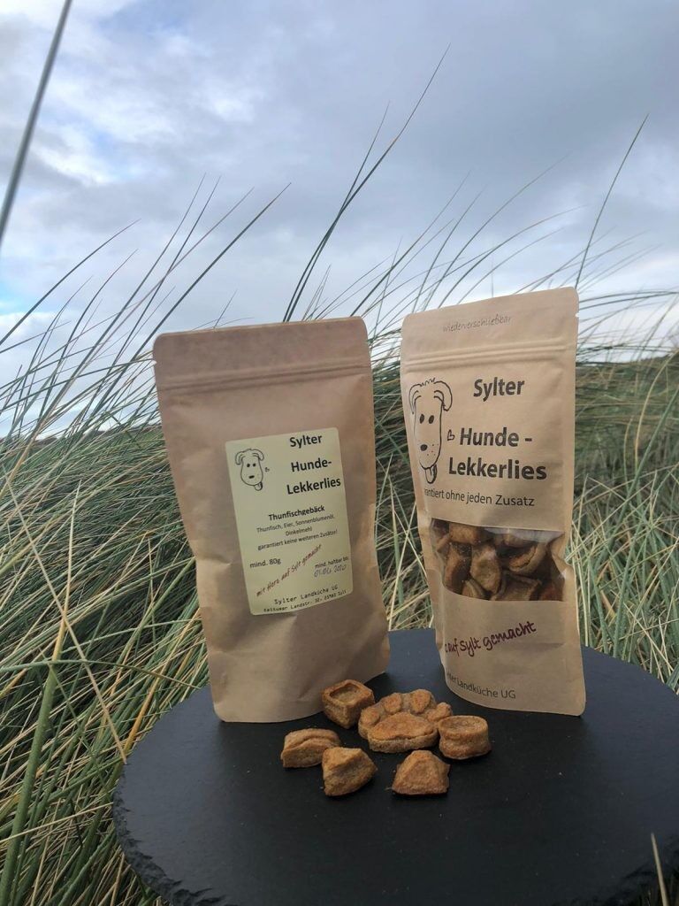 Il cane Sylter tratta i biscotti al tonno
