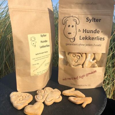 Perro Sylt trata galletas crujientes de manzana