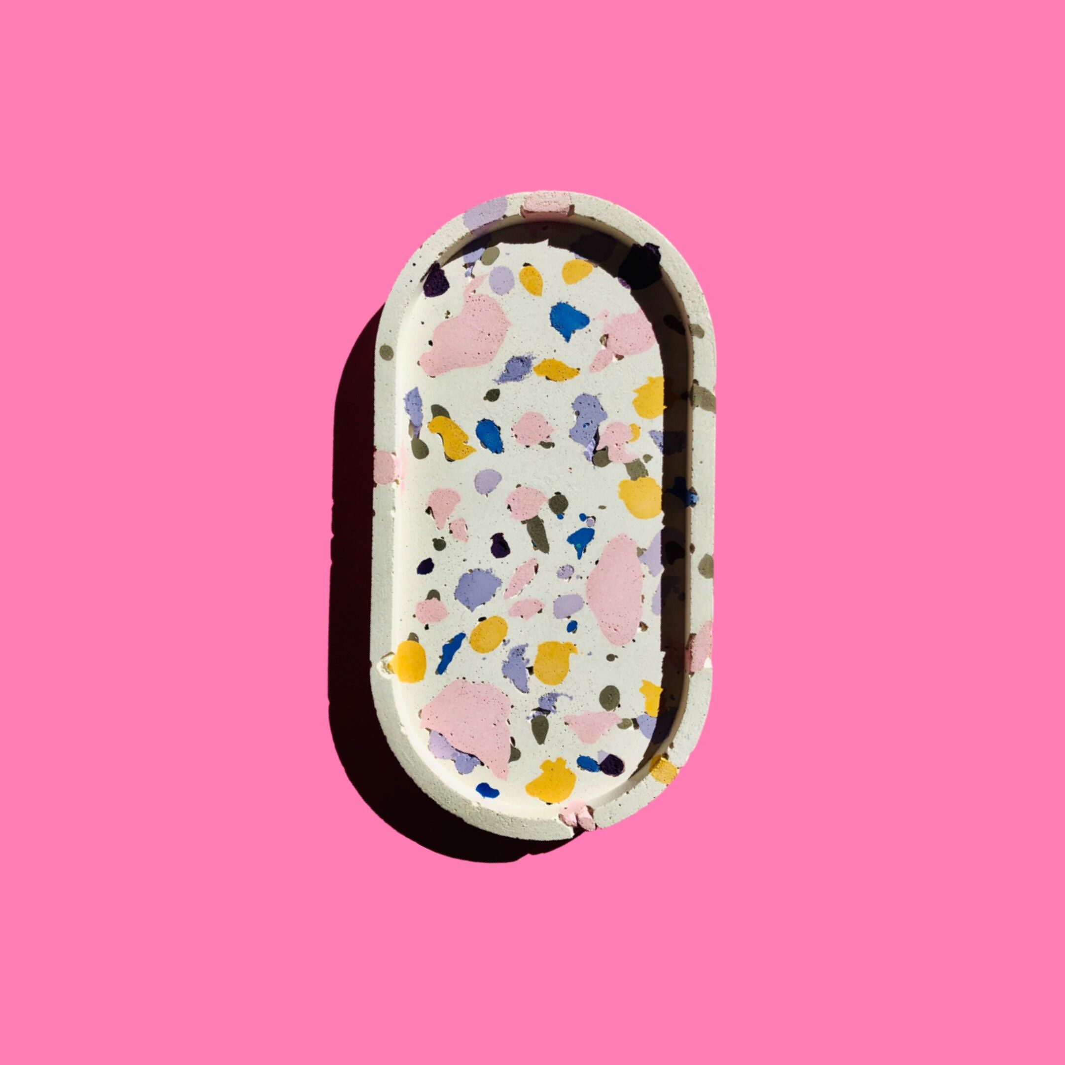 Minimalistisches ovales Tablett aus Beton-Terrazzo