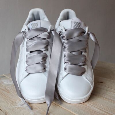 Cordones de raso gris