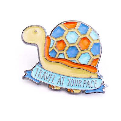 Pasador esmaltado de tortuga para viajar a tu propio ritmo