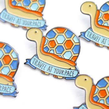 Voyagez à votre rythme Broche en émail tortue 2