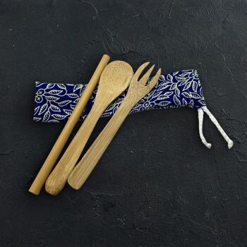 Ensemble de couverts en bambou réutilisables Vie Gourmet dans une pochette en batik 5
