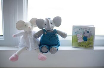 Meiya & Alvin: Souris MEIYA / SET en BOÎTE: Souris MEIYA jouet doux avec tête en caoutchouc naturel 19cm & livre (FRANCAIS), en boîte fenêtre, 0+ 3