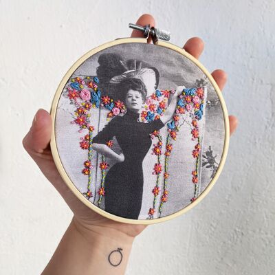 embroidery kit - The woman with the screen