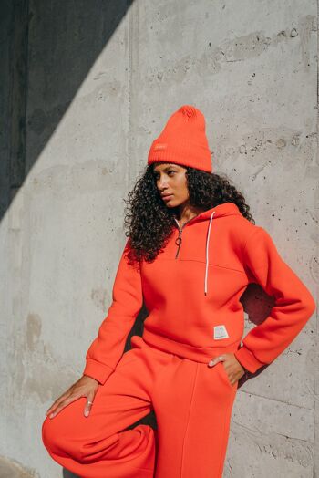 Sweat chaud orange avec un logo 2