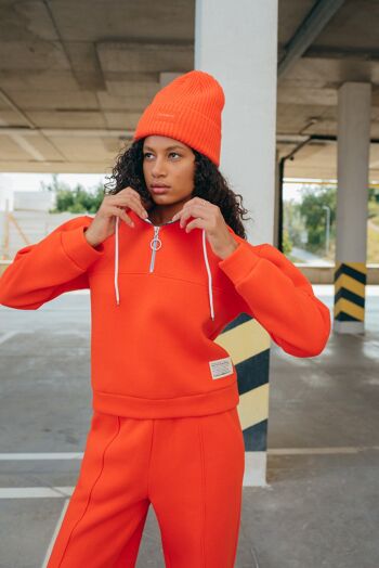 Sweat chaud orange avec un logo 7