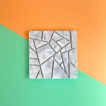 Plateau carré avec motif abstrait • FYRKANT • Marbre blanc 2