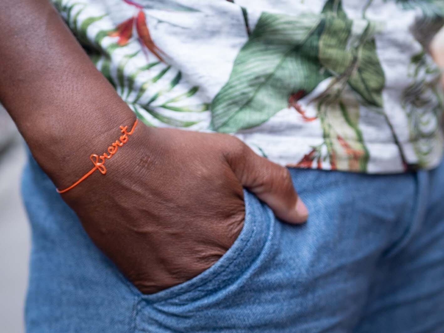 Collection "Amitié" - Homme - Pack de 25
(5 messages différents par 5)
Bracelet Ligne à message