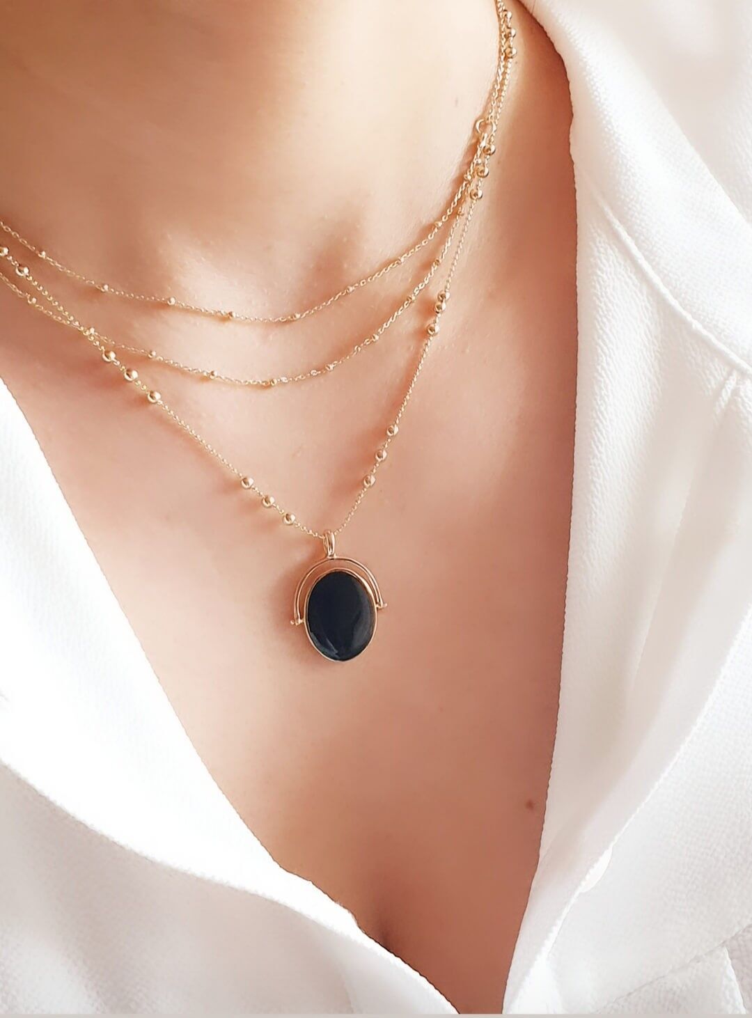 Pendente reversibile placcato oro e smalto nero con catena a sfere placcata oro