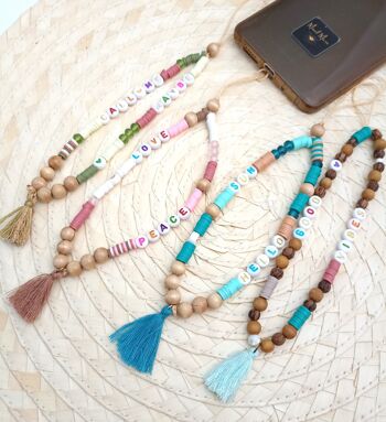 Bijou de smartphone grigri en perles heishi, cristal, bois, coton et résine synthétique 1