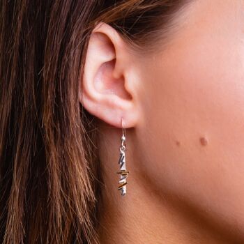 Boucles d'oreilles pendantes géométriques en argent sterling avec reflets dorés 2