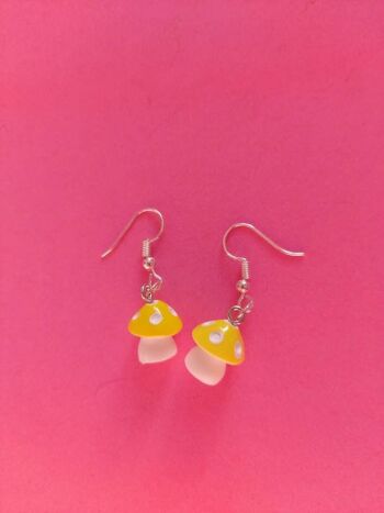 Boucles d'oreilles Mini Champignon Jaune// Clip sur Argent Fae Cottage Argent Plaqué