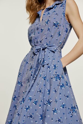 Robe indigo à fleurs et boutons 6