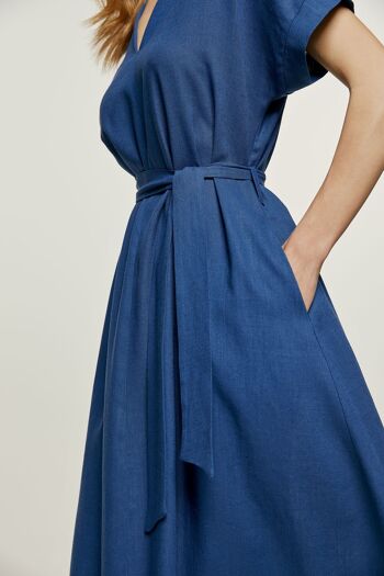 Robe mi-longue bleue à ceinture style lin 5