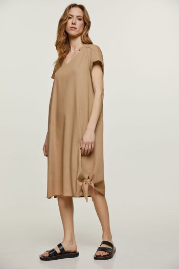 Robe mi-longue beige avec nœud 1