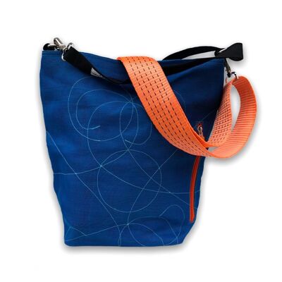 Borsa a tracolla Beadbags realizzata in zanzariera riutilizzata con Tampenjan NET3 blu