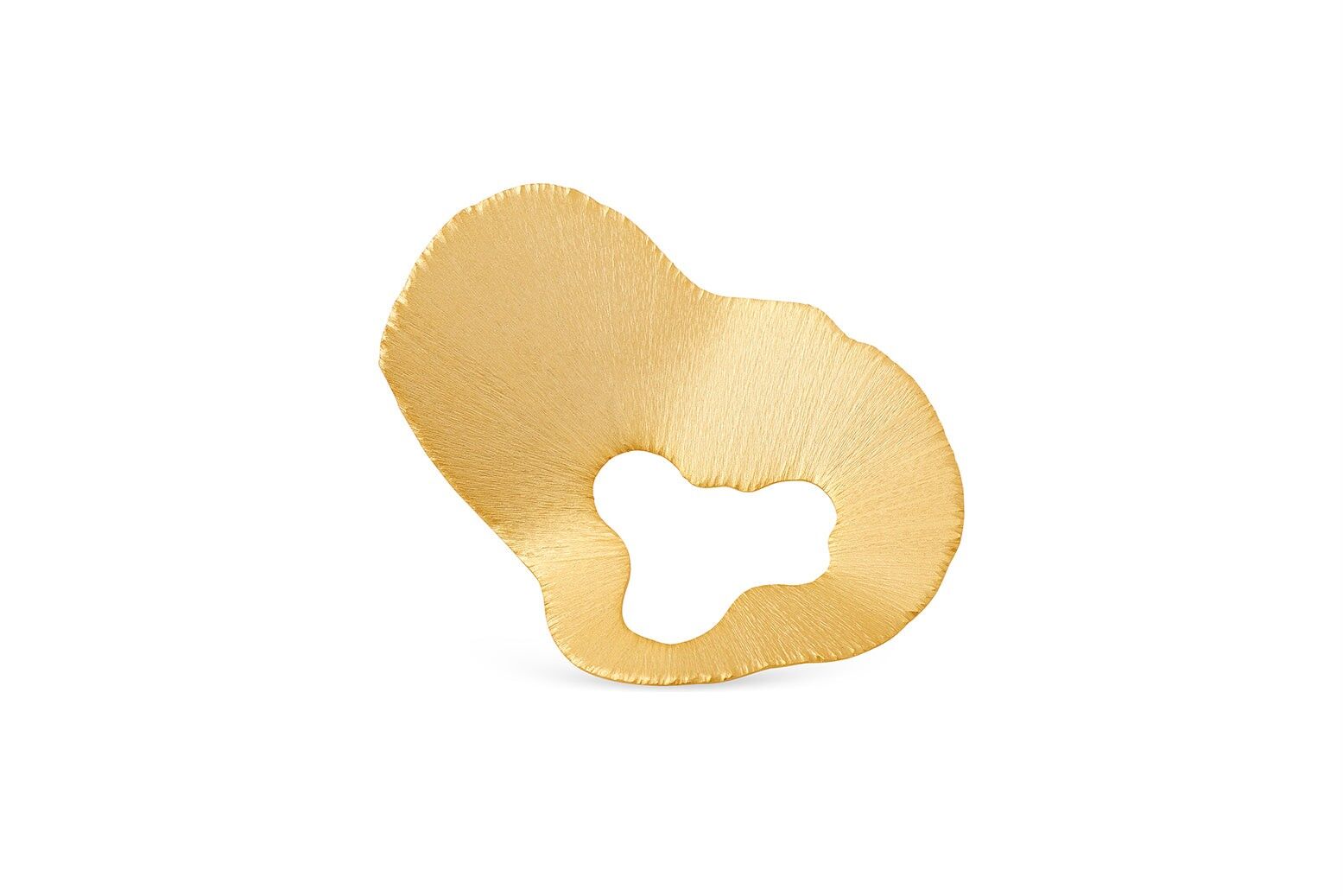 Spilla a piedi nudi sulla spiaggia