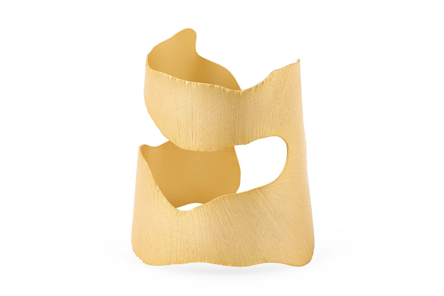 A piedi nudi sul braccialetto da spiaggia