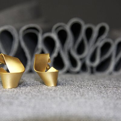 Small W earrings - Matte gold