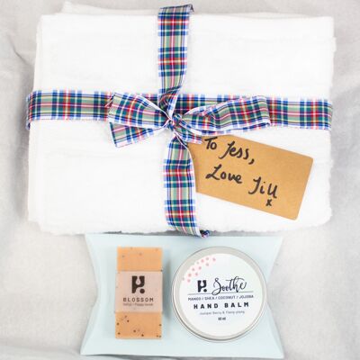 Abrazo en una caja de regalo para sus manos, regalo de buzón para ella, regalo de buzón de bestie: toalla beige, cinta de tartán y etiqueta escrita a mano