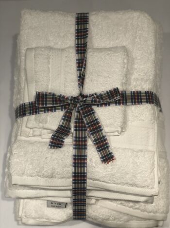 Coton égyptien, ultra doux, balle de 4 serviettes blanches de qualité hôtelière - Ruban tartan et étiquette manuscrite 1