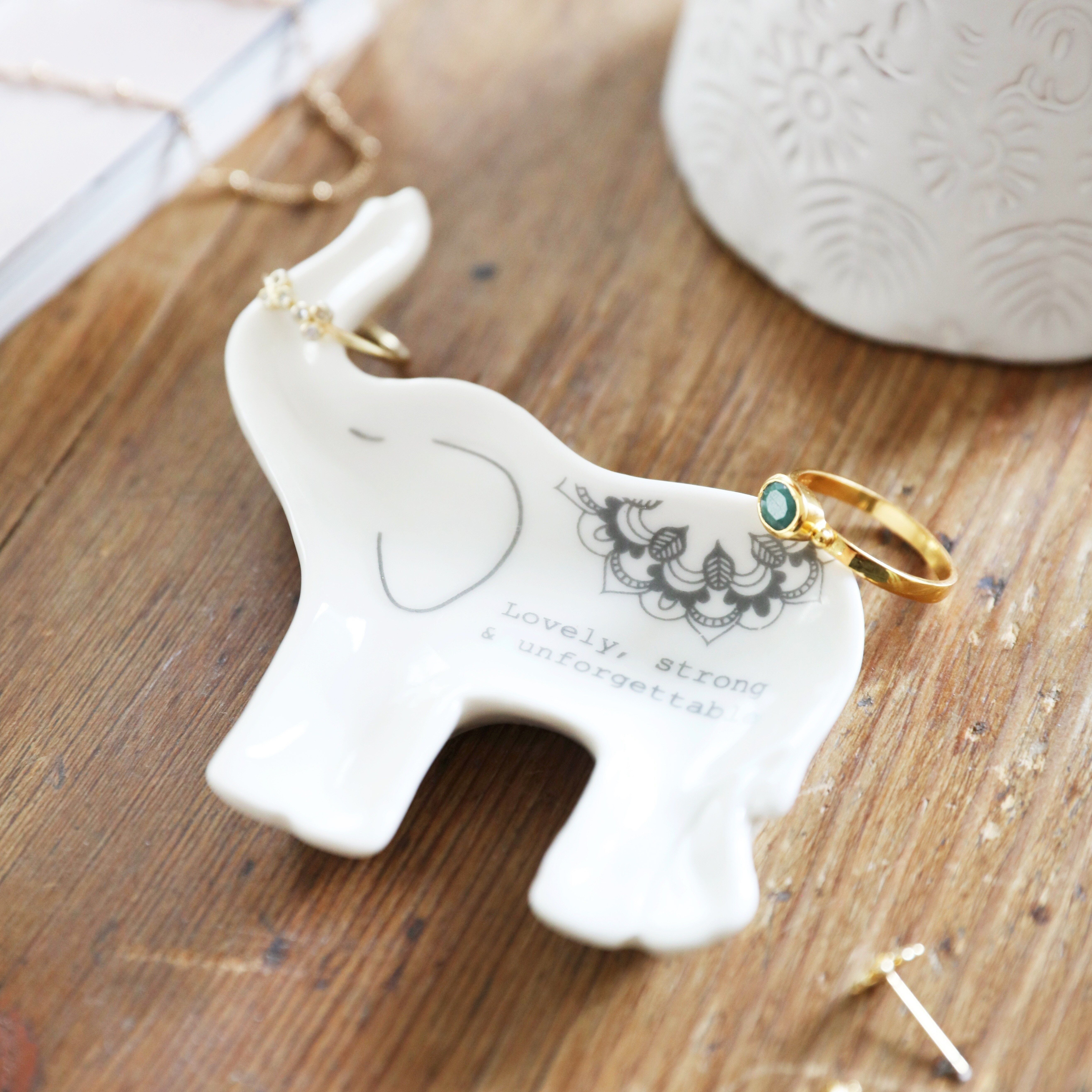 Piatto di gingillo con citazione di elefante