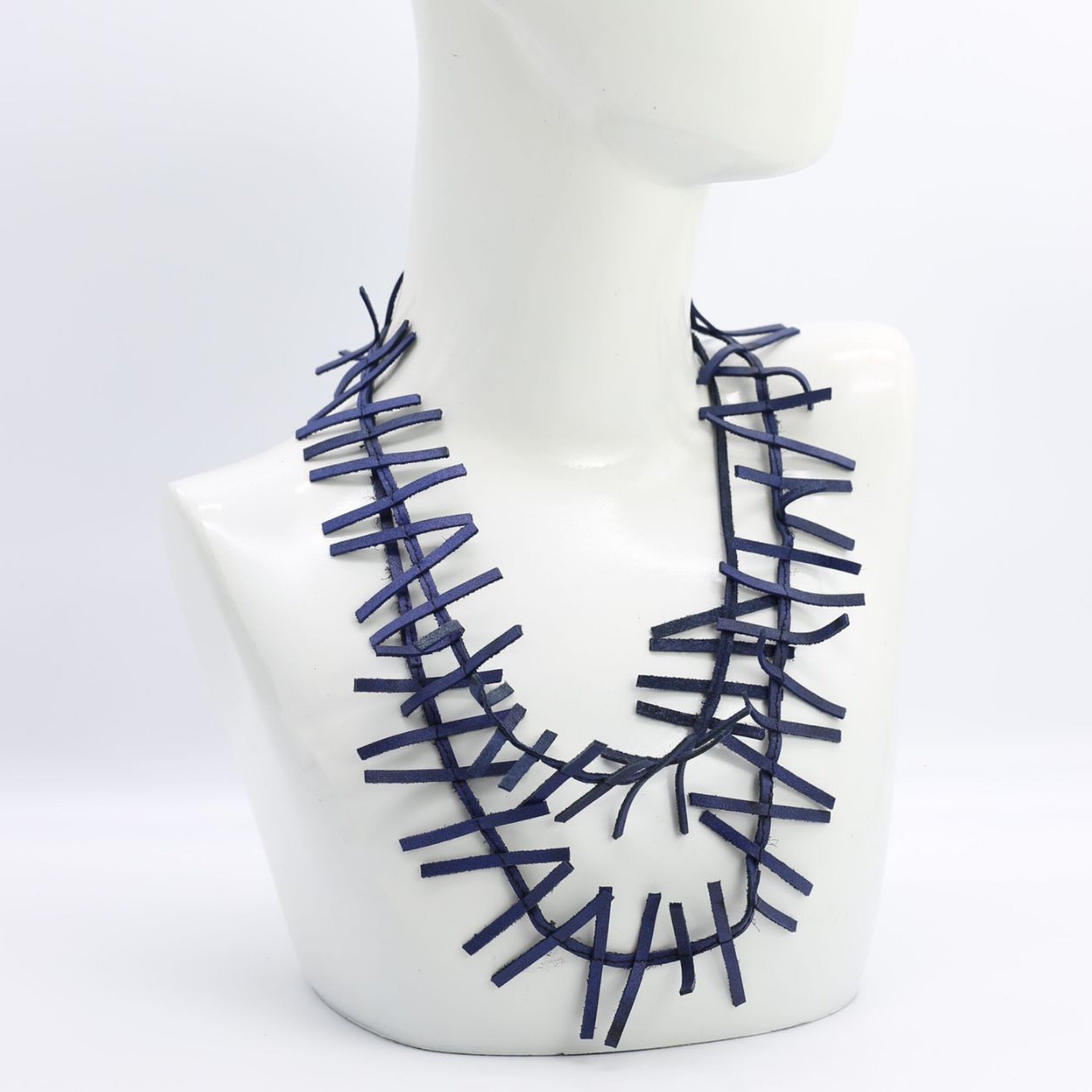 Collana in abete in pelle riciclata - Magic Blue dipinta a mano