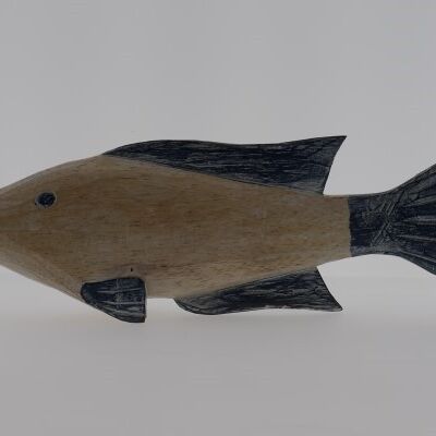Pesce in legno sdraiato naturale/blu scuro 33 cm (PU 6)