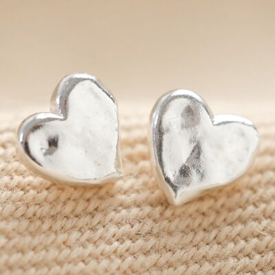 Aretes con forma de corazón martillado en plata