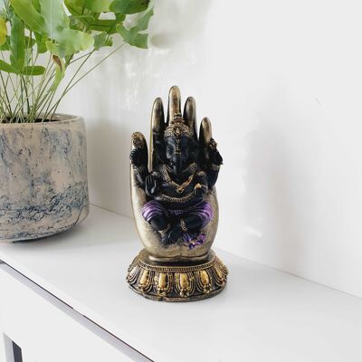 Estatua negra de Ganesh sentada en la mano