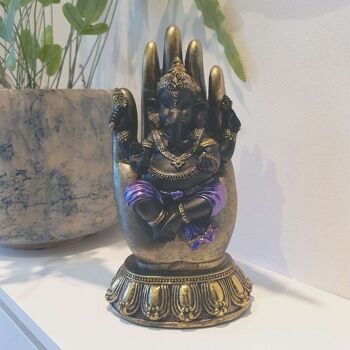 Statue de Ganesh noir assis dans la main 3