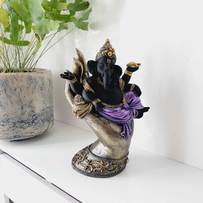 Statua di Ganesh nera che giace in mano