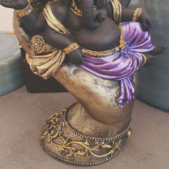 Statue de Ganesh noir couché dans la main 3
