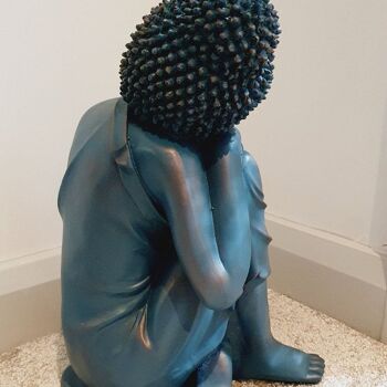 Bouddha bleu avec les mains sur les genoux 3