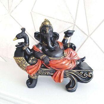 Statue de Ganesh sur banc de paon 1