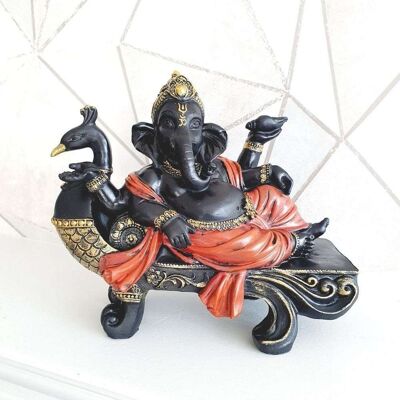 Estatua de Ganesh en banco de pavo real