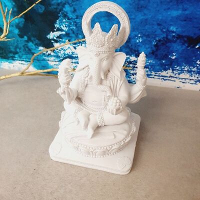 Estatua blanca de Ganesh sentado